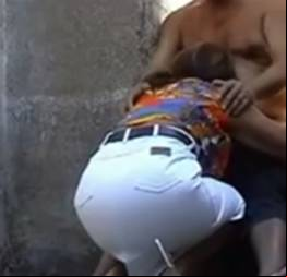 Crente casada pulou o muro pra foder o vizinho