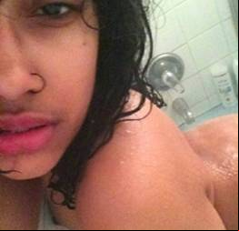 Manda Nudes Novinha:  Fotos Amadoras da morena gostosa mandou nudes no frente do espelho