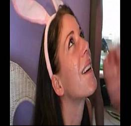Gata coelhinha dando o rabinho e levando gozada