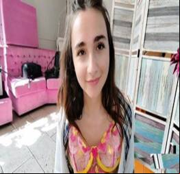 Levando ferro na bucetinha sem tirar a calcinha